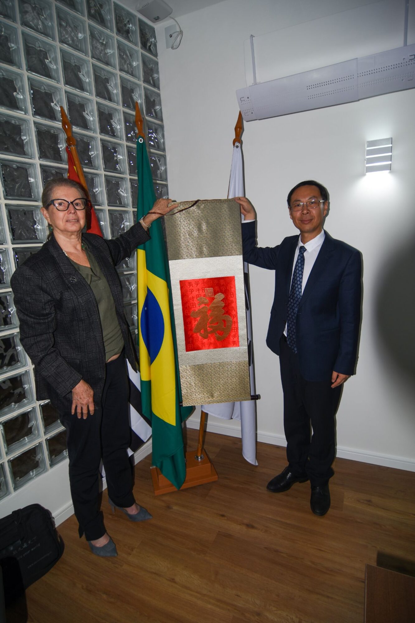 Profª Dr.ª Maria Luiza Moretti, Coordenadora Geral junta com o Diretor-geral da delegação de Pequim, Zhang Yaotian 