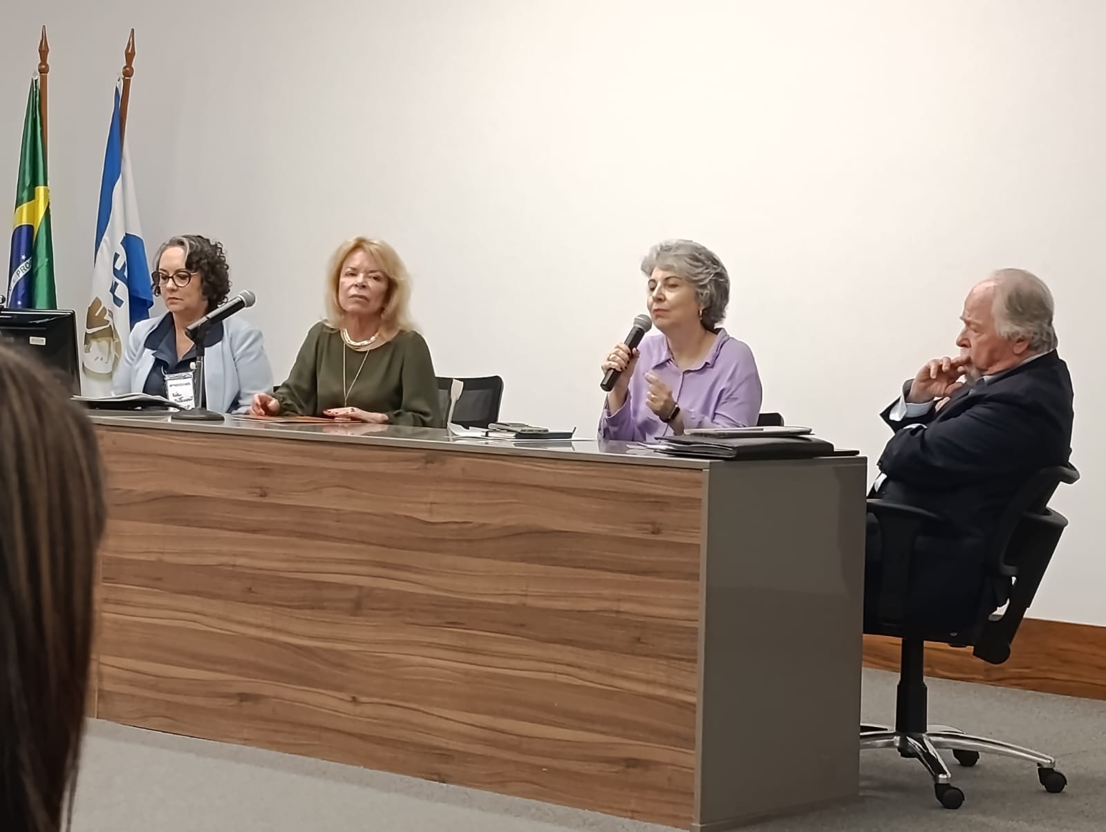 autoridades na composição de mesa do evento
