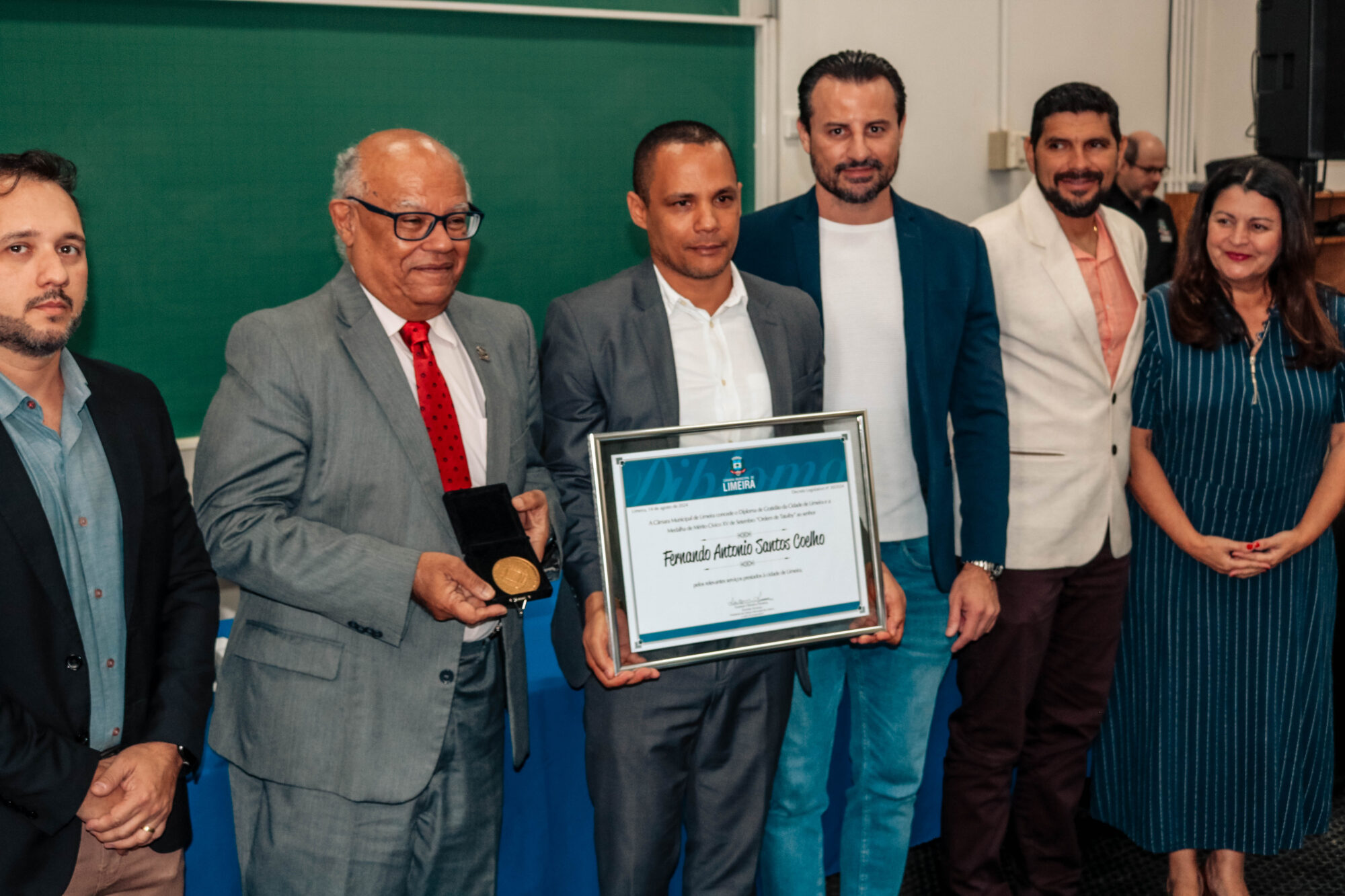 entrega do Diploma de Gratidão da Cidade de Limeira e da Medalha do Mérito Cívico 15 de Setembro – Ordem de Tatuiby ao professor doutor Fernando Antônio Santos Coelho, coordenador geral da Unicamp.