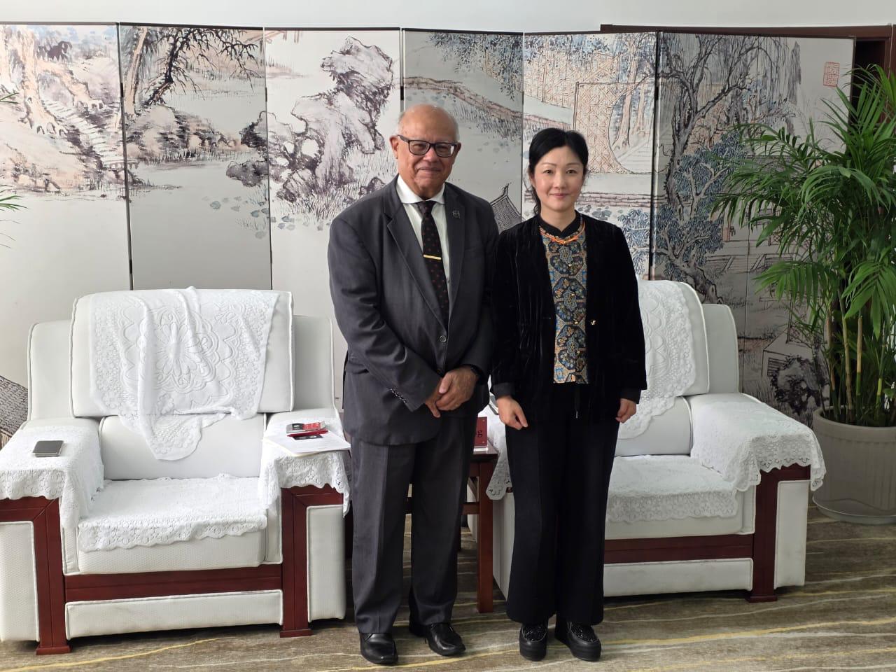 reunião com a vice-reitora da Universidade da Academia de Ciencias Sociais da China